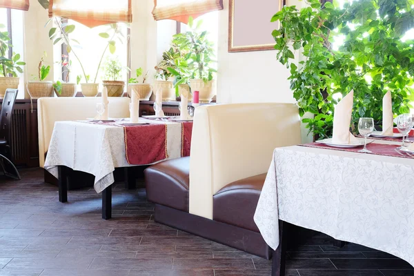 Table servie dans un restaurant — Photo