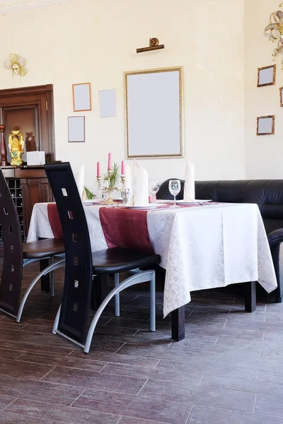 Serveras bord på en restaurang — Stockfoto