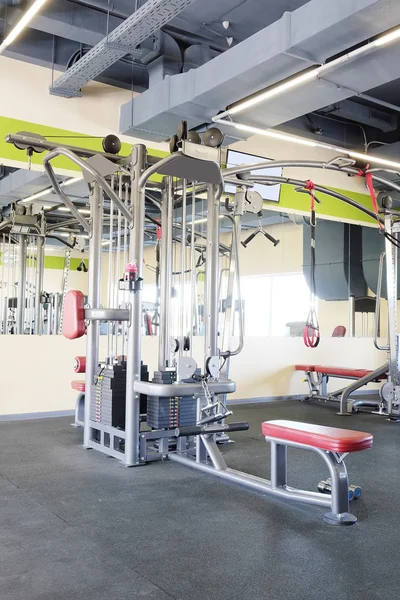 Interior do ginásio clube de fitness — Fotografia de Stock