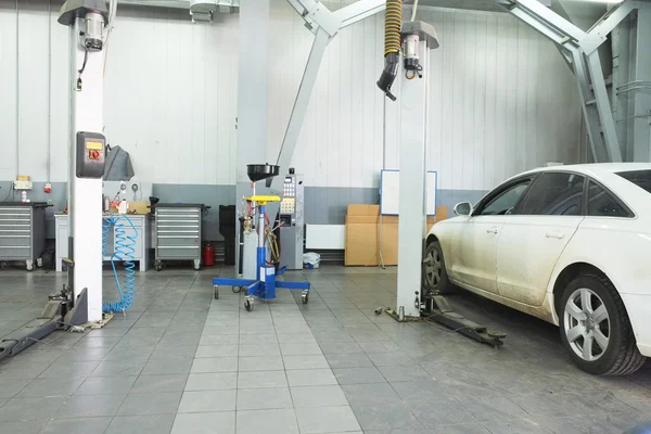 Car in a dealer repair station in Moscow — Stock Photo, Image
