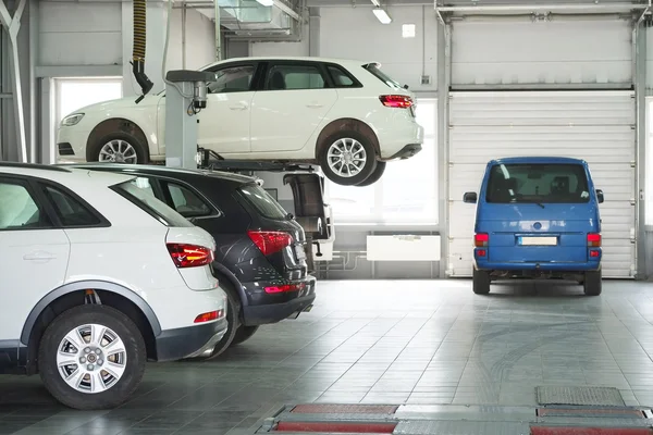 Cars in a dealer repair station in Moscow — Stock Photo, Image