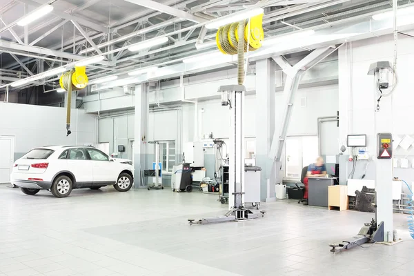 Cars in  dealer repair station in Moscow — Stock Photo, Image