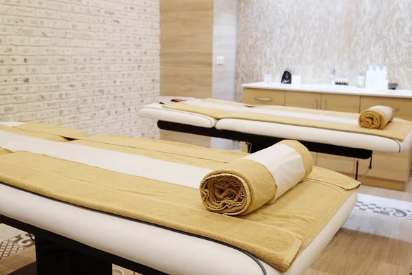 Sala massaggi in una spa — Foto Stock