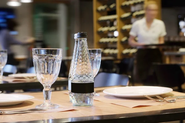 Óculos vazios em um restaurante — Fotografia de Stock