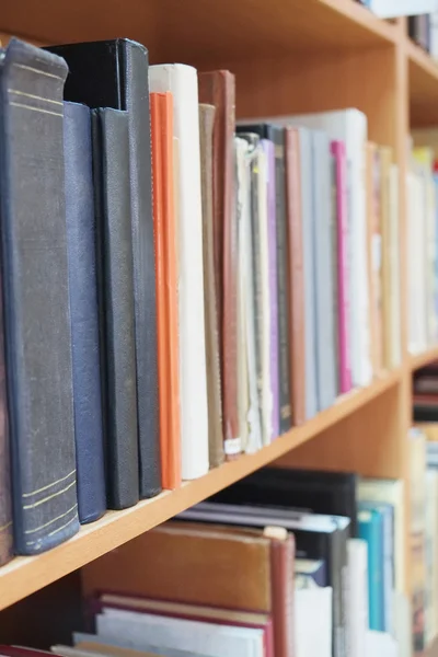 Bibliotheek met boeken op planken — Stockfoto