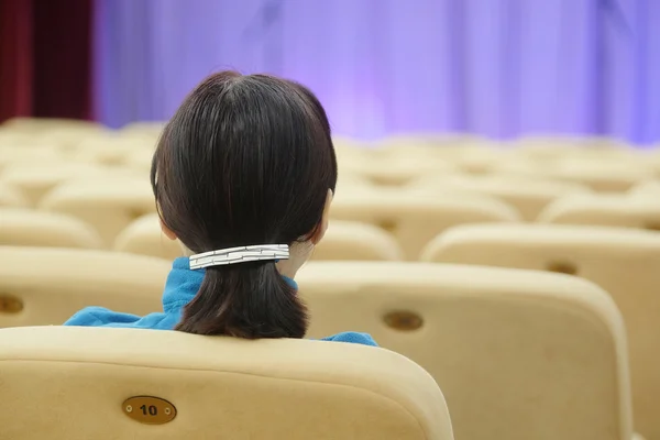 Mujer en sala de auditorio — Foto de Stock