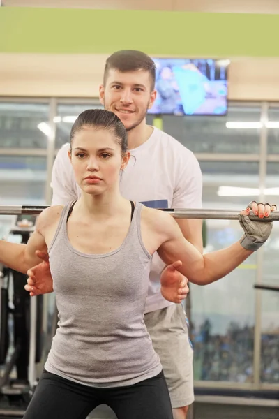 Fitnesstrainer treinen een meisje — Stockfoto