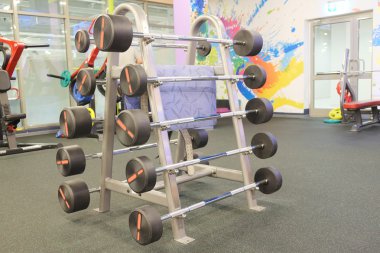 Bir spor salonunun içinde.