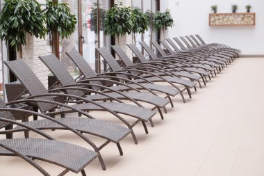 Şezlong-şemsiye bir Spa