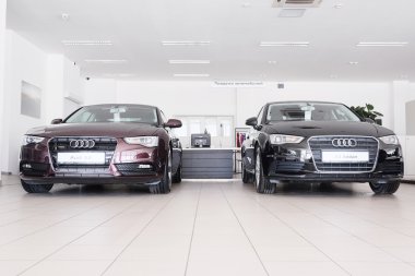 Bir satıcı otomobillerde Moskova istasyonunda onarım