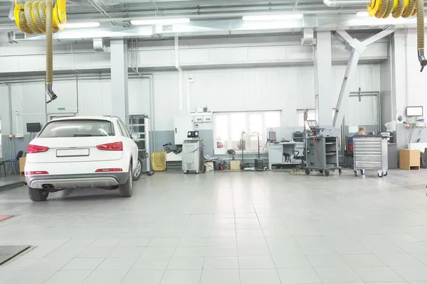 Cars in  dealer repair station in Moscow — Stock Photo, Image