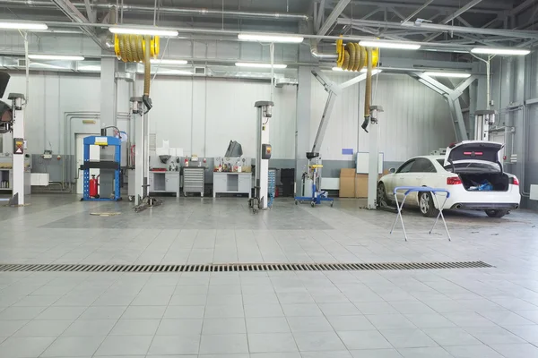 Coches en la estación de reparación de concesionarios en Moscú — Foto de Stock