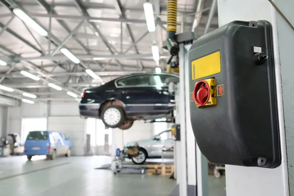 Auto's in dealer herstellen station in Moskou — Stockfoto