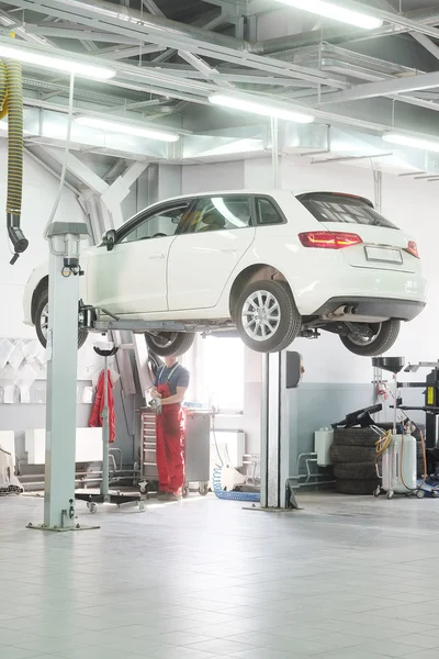 Auto's in dealer herstellen station in Moskou — Stockfoto