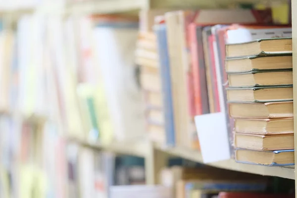 Livros na prateleira da biblioteca — Fotografia de Stock