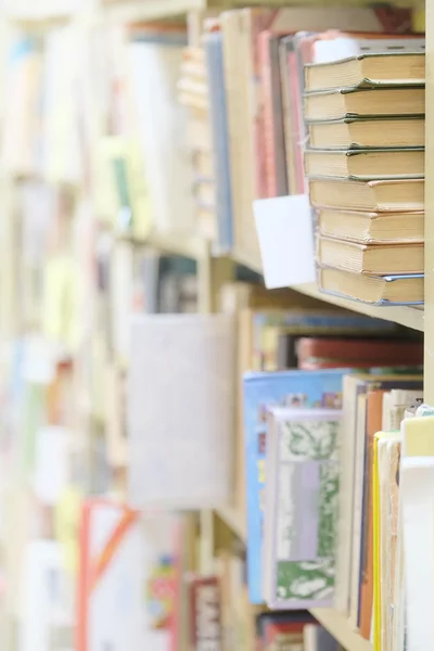 Boeken op de plank in de bibliotheek — Stockfoto