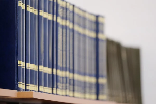 Libros en la estantería de la biblioteca —  Fotos de Stock