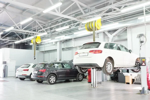 Cars in  dealer repair station in Moscow — Stock Photo, Image