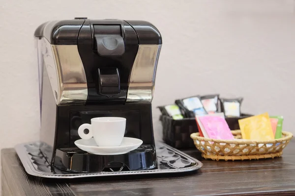 Кофе-машина с чашкой на столе — стоковое фото