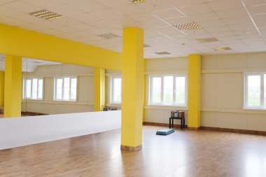 Bir spor salonunun içinde.