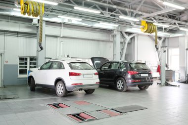 Araba satıcısı Moskova istasyonunda onarım