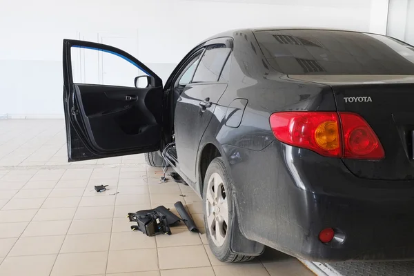 Car in  dealer repair station in Moscow — Stock Photo, Image