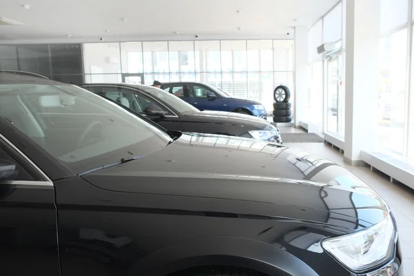 Auto's in dealer showroom in Moskou — Stockfoto