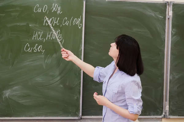 Teacher stands at  blackboard — Stock Photo, Image