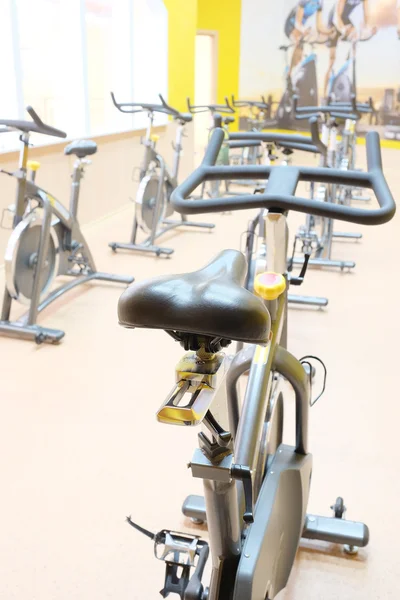 Fitness cykel i gym — Stockfoto