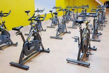 Spor salonunda Fitness bycicles