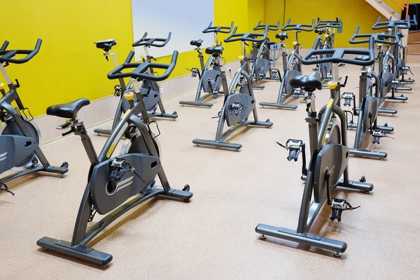 在健身房健身自行车 — 图库照片