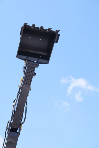 Escavadeira sob o céu — Fotografia de Stock