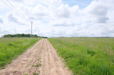 Yol şeridi ve derin mavi gökyüzü