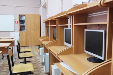 Bir okulda bilgisayar sınıfı