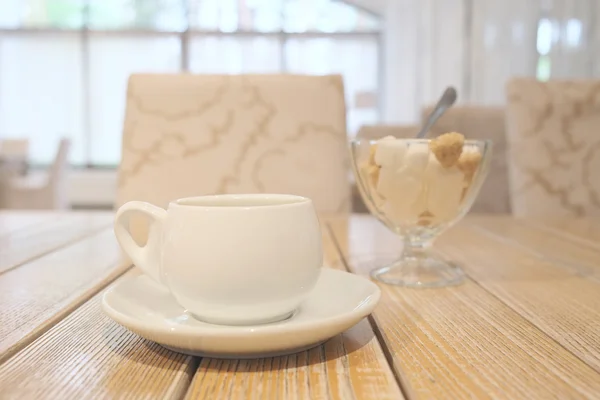 Интерьер кафе с чашкой — стоковое фото