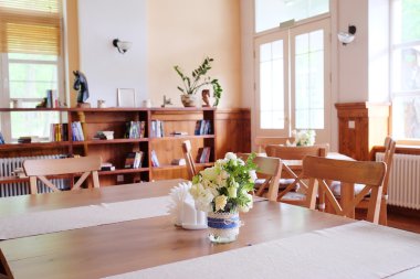 Modern bir kafe.