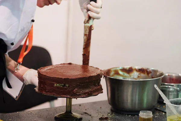 Chef cocinar pastel de chocolate —  Fotos de Stock