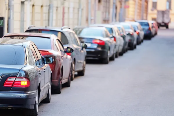 Am Straßenrand geparkte Fahrzeuge — Stockfoto