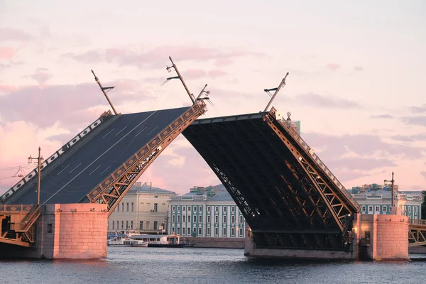 Puente del Palacio desde el río Neva en San Petersburgo , — Foto de Stock