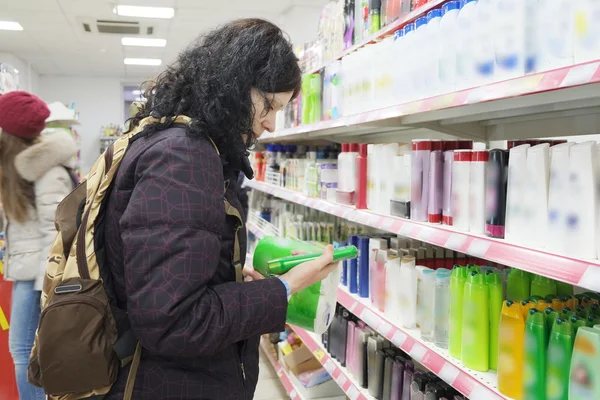 Femme fait du shopping dans un supermarché — Photo