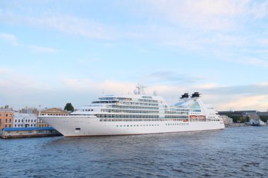 Neva Nehri üzerinde turist gemisi