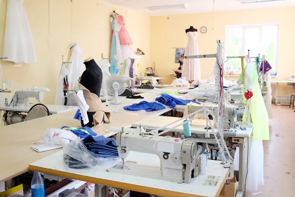 Wnętrze sklepu fabryki odzieży — Zdjęcie stockowe