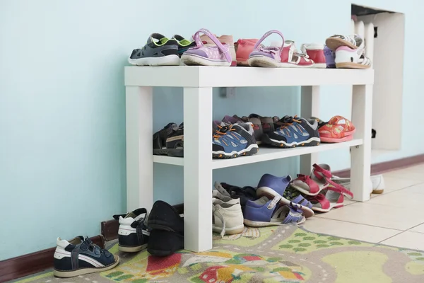 Estante con zapatos para niños — Foto de Stock