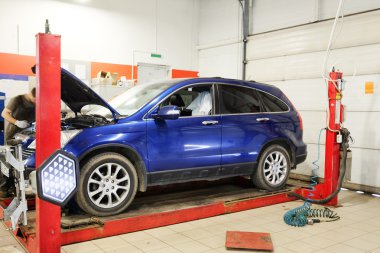 araba satıcısı tula istasyonunda onarım