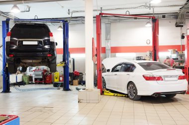 araba satıcısı tula istasyonunda onarım