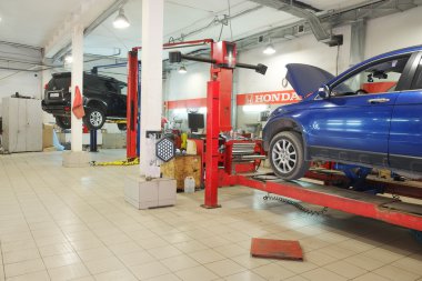 araba satıcısı tula istasyonunda onarım