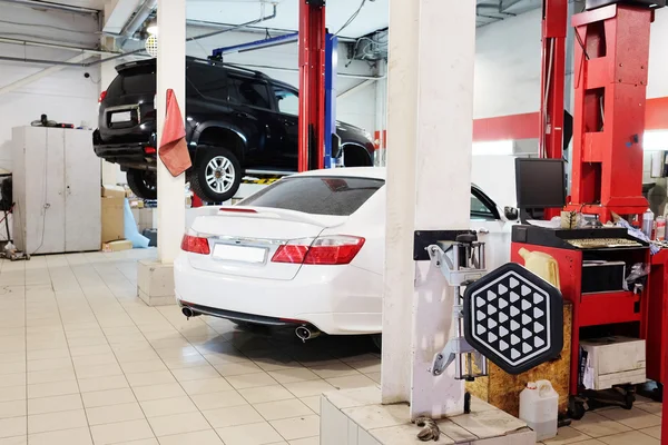 Cars in dealer repair station in Tula — Stock Photo, Image