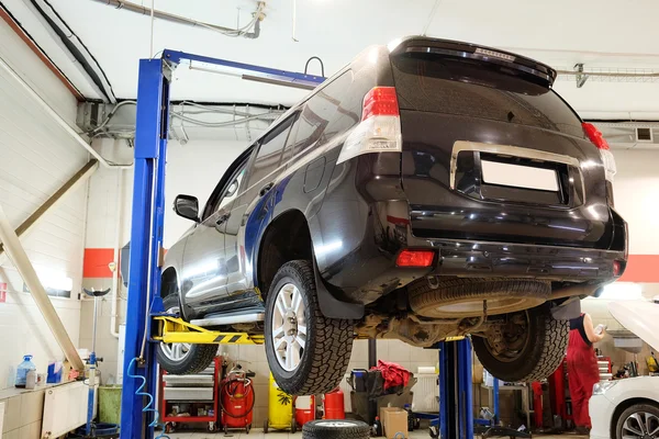 Auto's in dealer herstellen station in tula — Stockfoto