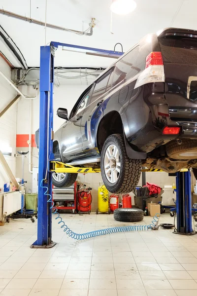 Auto's in dealer herstellen station in tula — Stockfoto