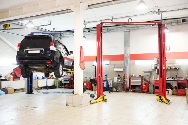 Bilar i återförsäljare reparera stationen i tula — Stockfoto